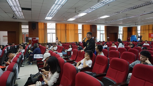 学生提问.jpg